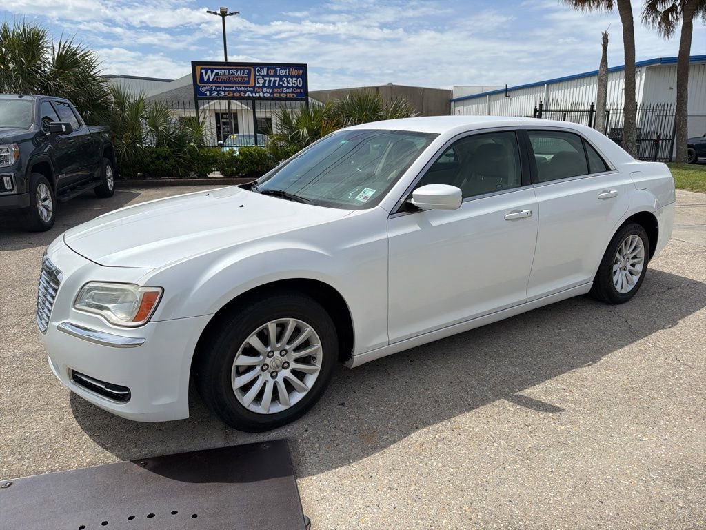 Used 2011 Chrysler 300 RWD image 5