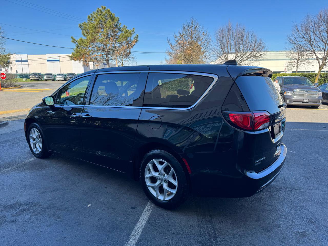 Used 2018 Chrysler Pacifica Touring Plus w/ Tire & Wheel Group FWD image 6