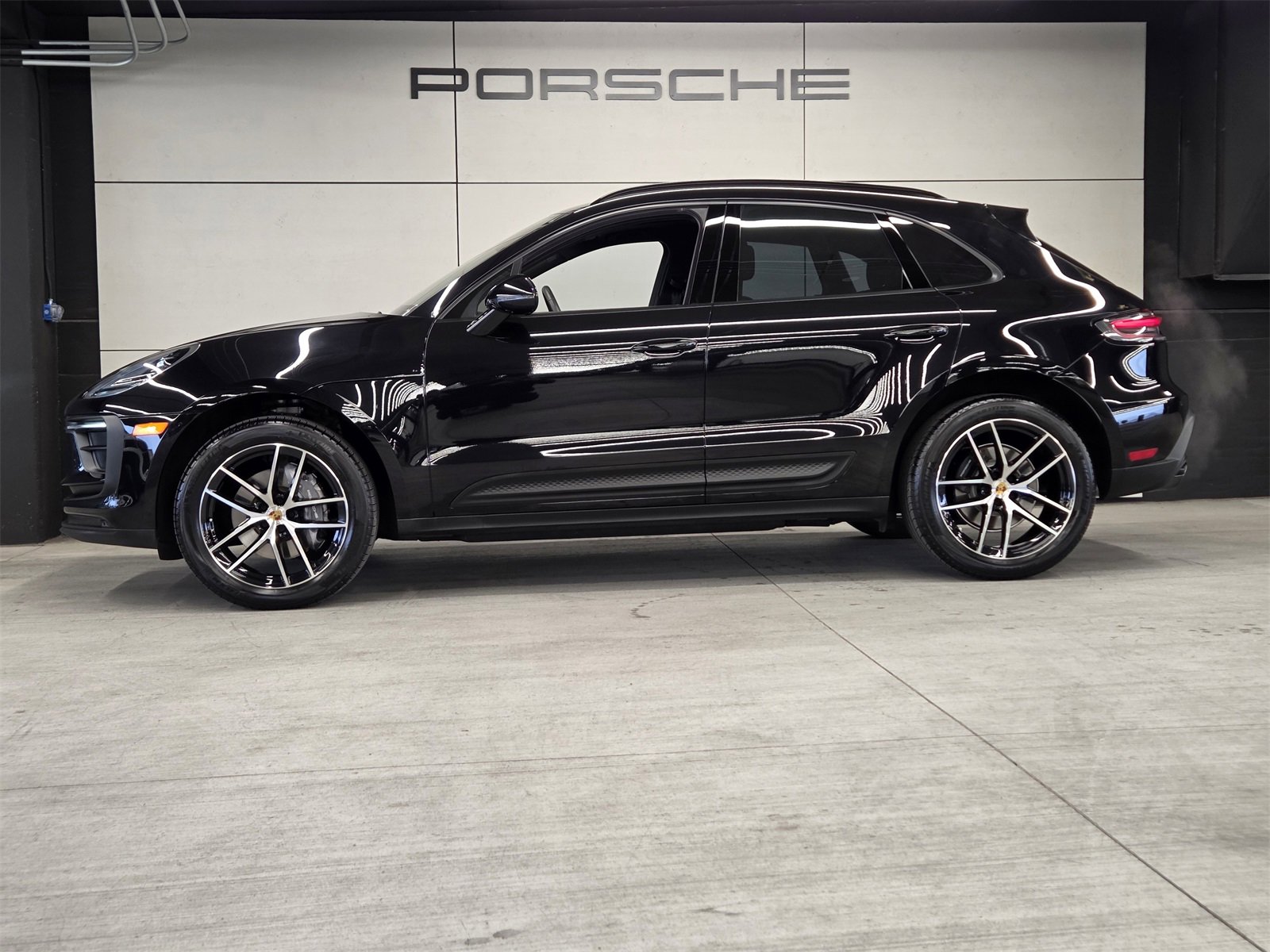 Certified 2025 Porsche Macan image 2