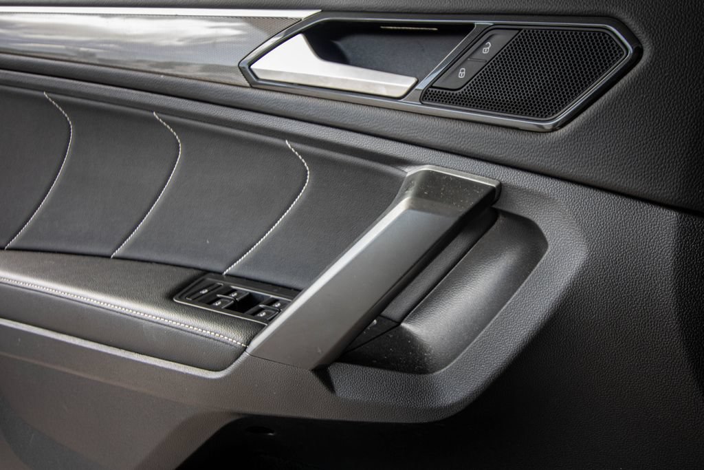 Certified 2023 Volkswagen Tiguan SE R-Line FWD image 21