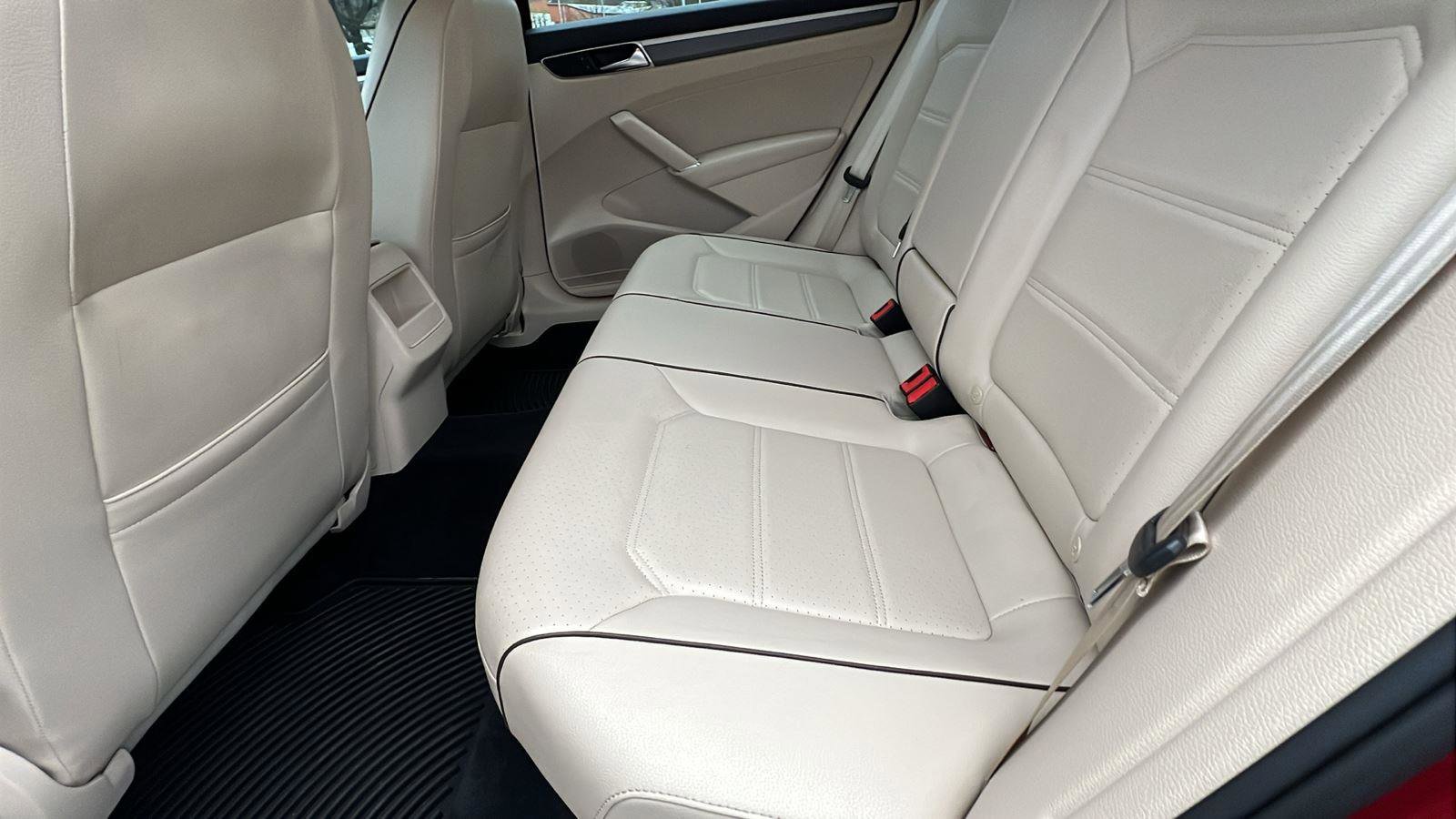 Used 2017 Volkswagen Passat 1.8T R-Line w/ R-Line Lighting Package image 18