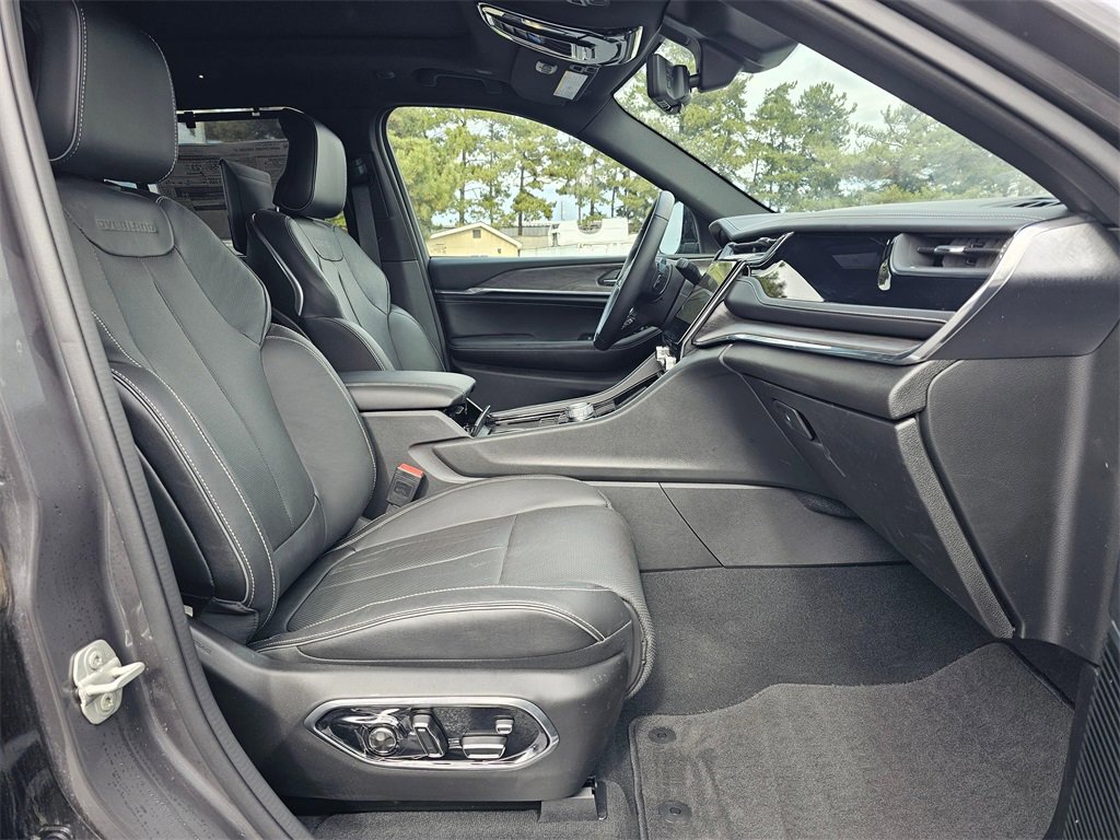 New 2023 Jeep Grand Cherokee Overland w/ Advanced Protech Group III image 15