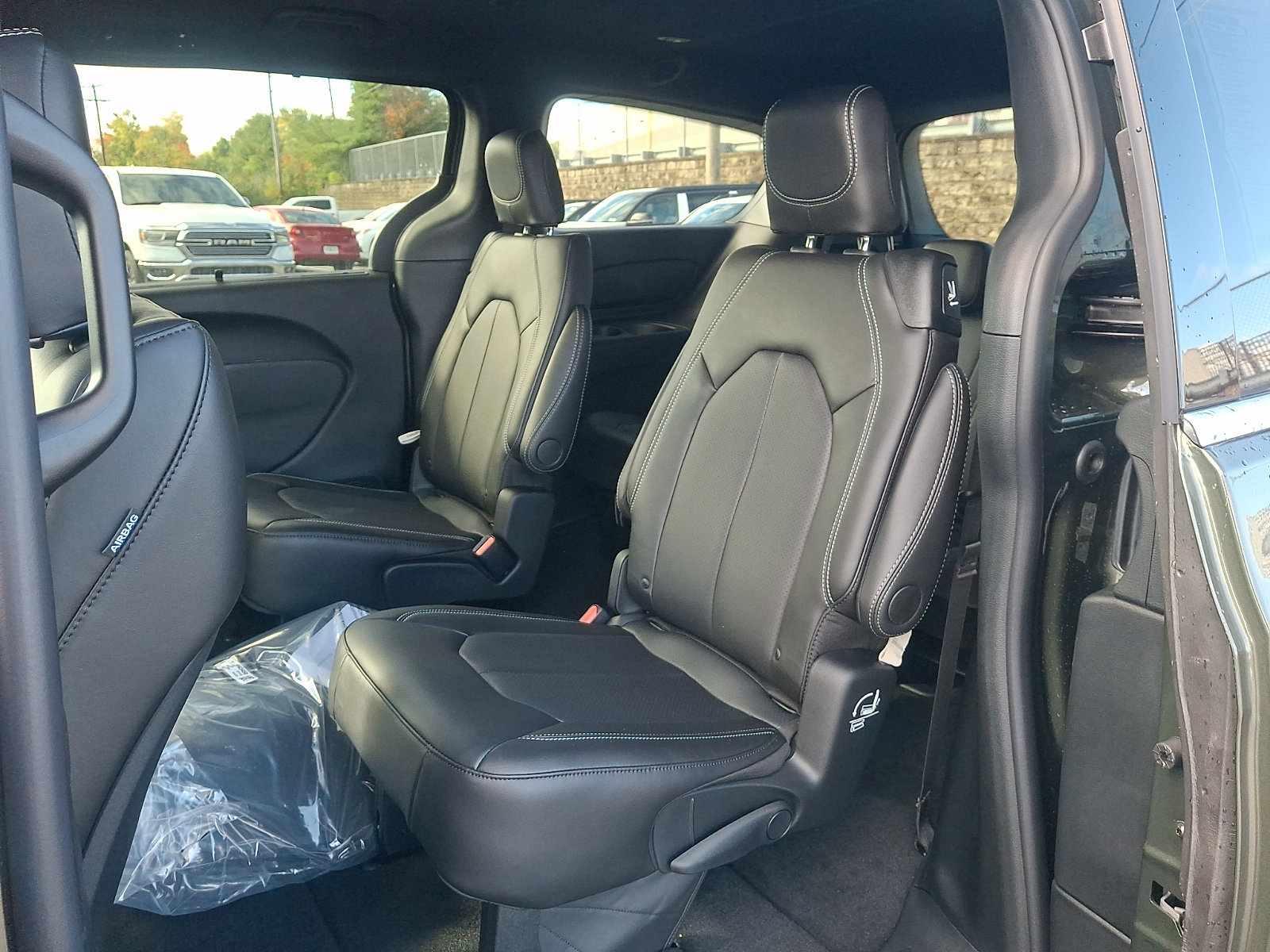 New 2027 Chrysler Pacifica Select AWD/4WD image 7
