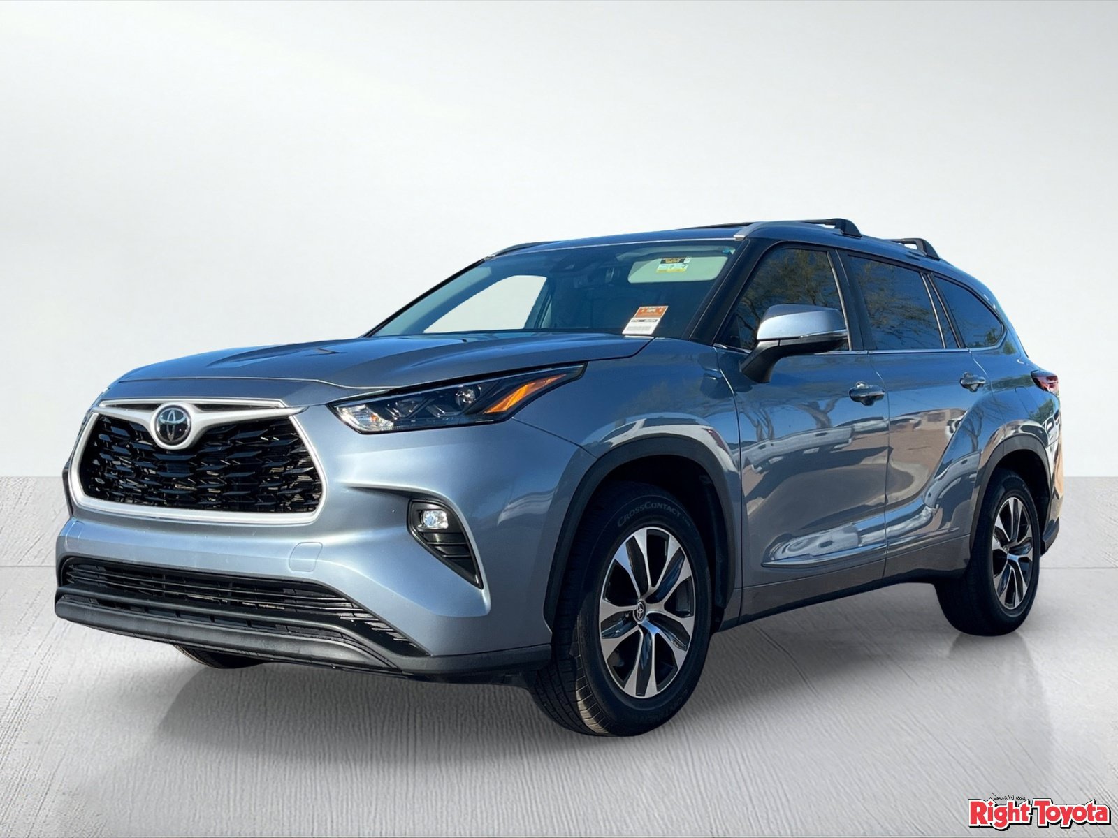 Used 2023 Toyota Highlander XLE FWD image 2