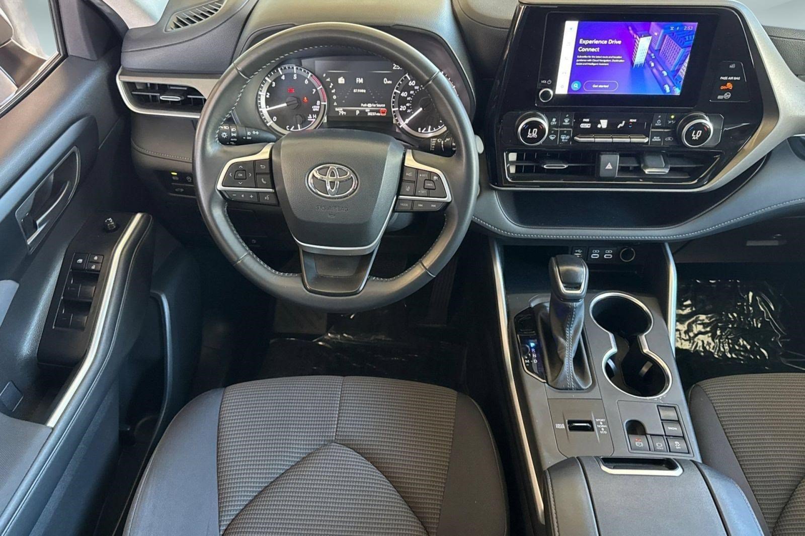 Used 2025 Toyota Highlander LE FWD image 17