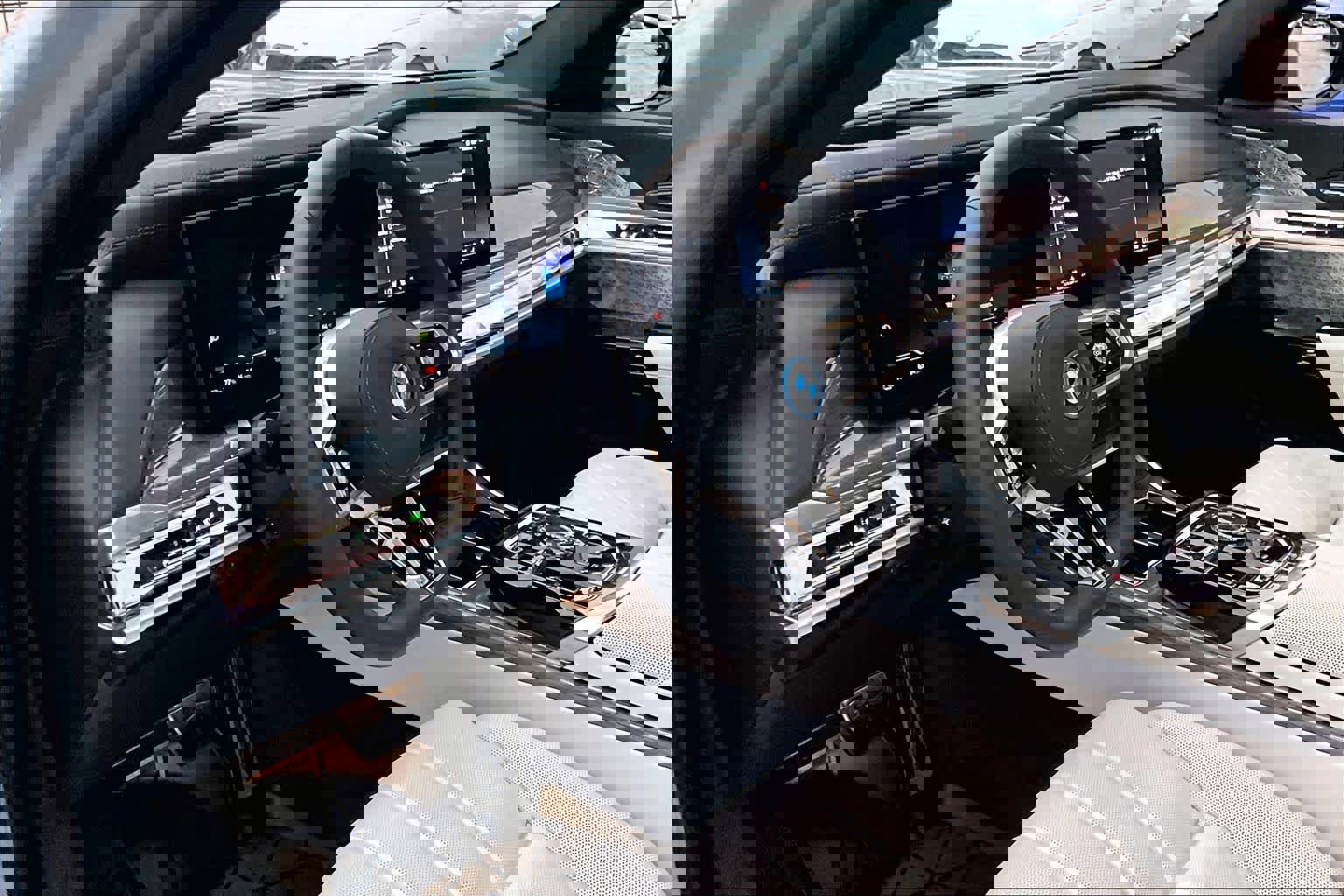 Used 2025 BMW i7 eDrive50 w/ M Sport Package image 16