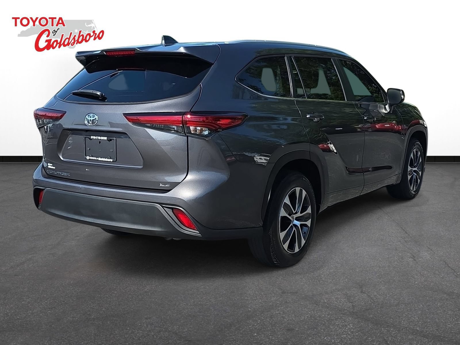 Used 2023 Toyota Highlander XLE FWD image 5