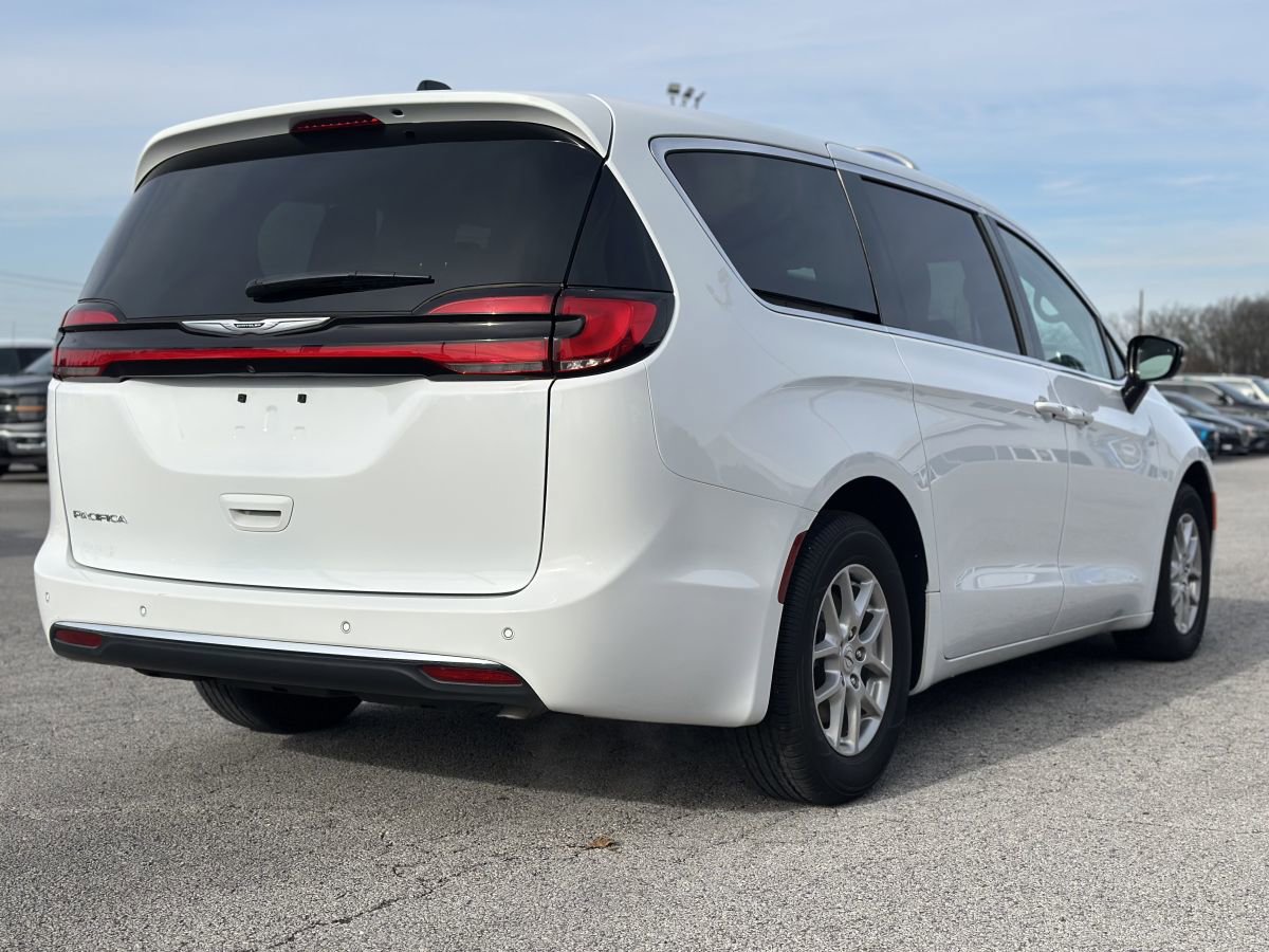 Used 2024 Chrysler Pacifica Touring-L FWD image 3