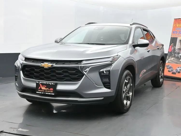 Used 2024 Chevrolet Trax LT w/ Sunroof Package image 1