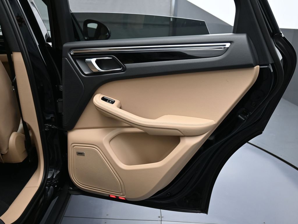 Used 2025 Porsche Macan AWD/4WD image 26