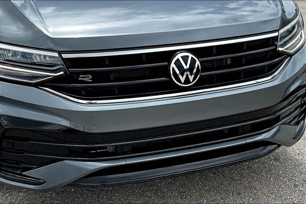 Certified 2023 Volkswagen Tiguan SE R-Line image 11