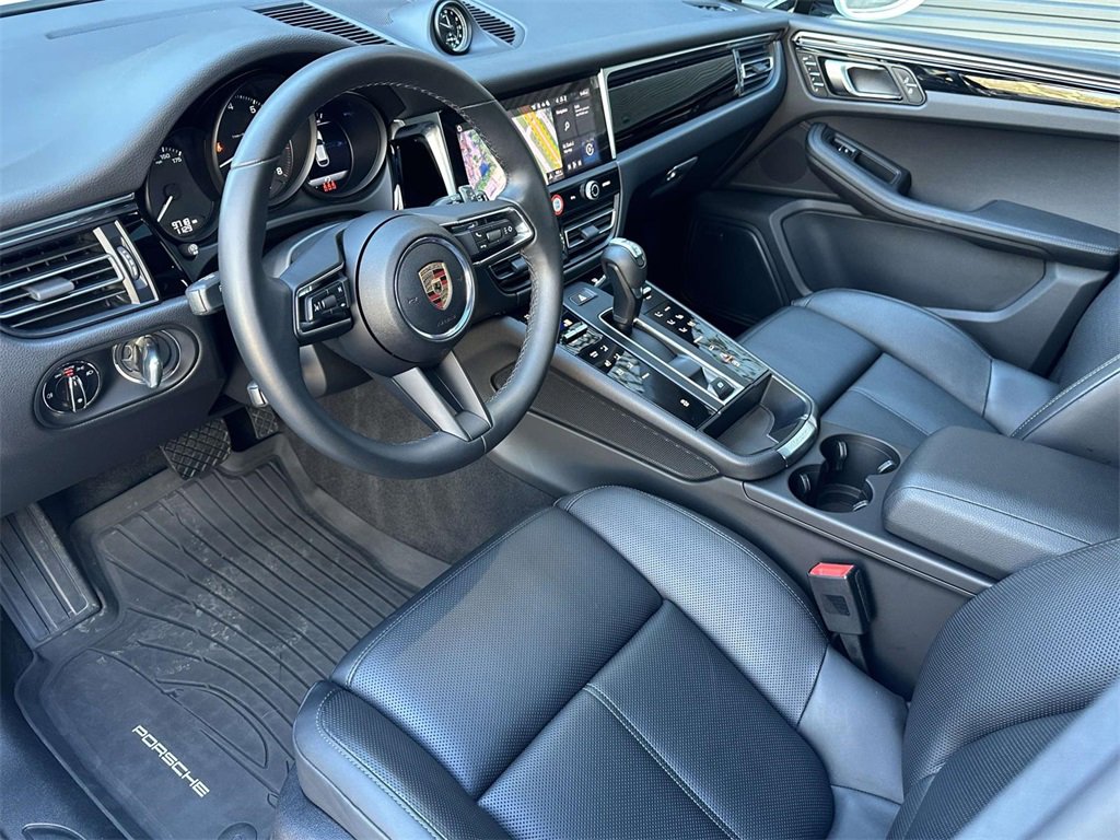 Used 2025 Porsche Macan image 4