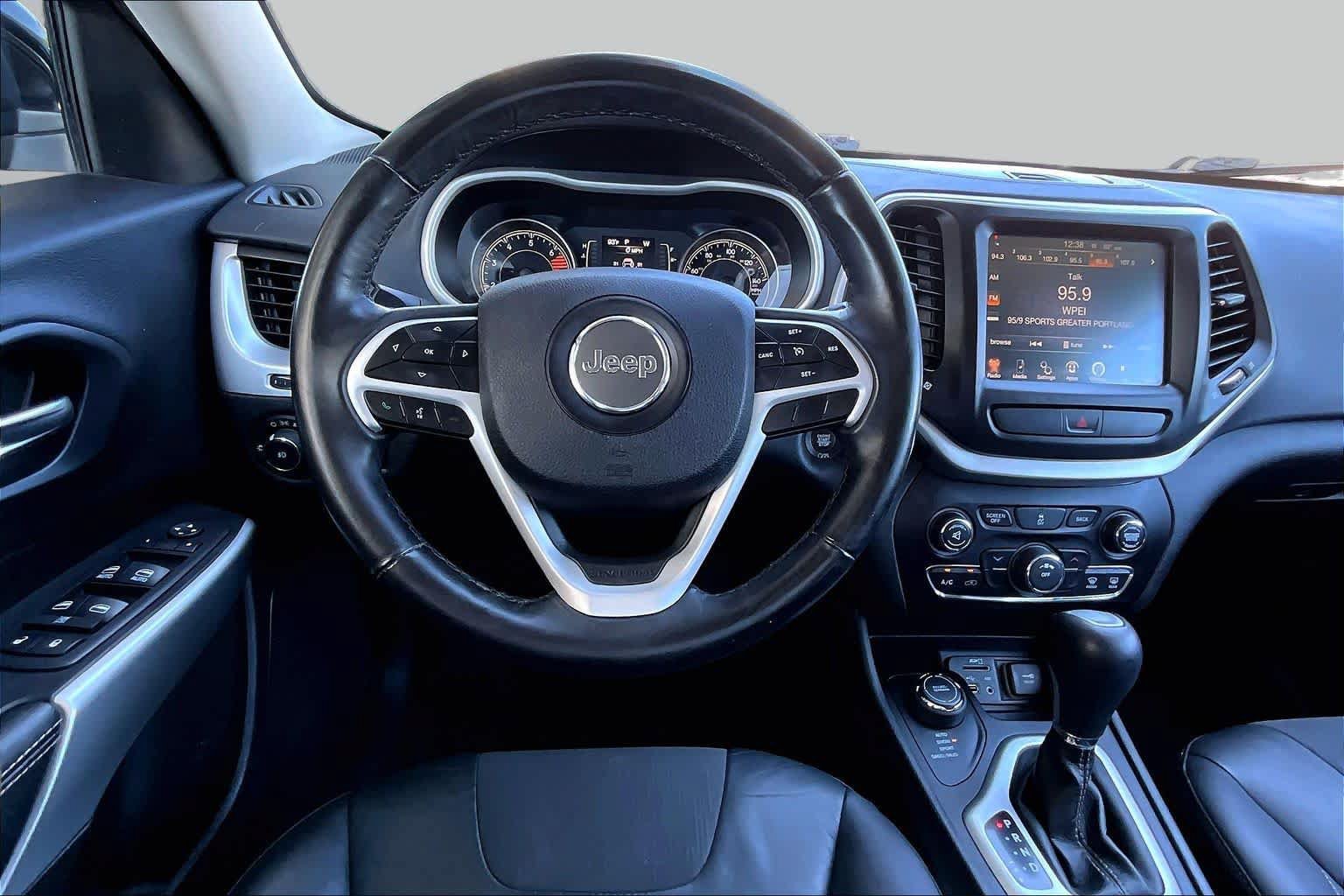 Used 2018 Jeep Cherokee Latitude Plus AWD/4WD image 6