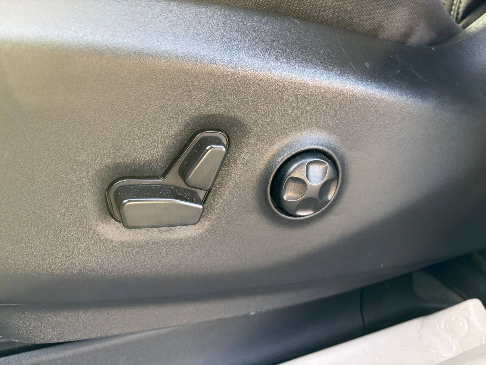 Used 2024 Chrysler Voyager LX image 22