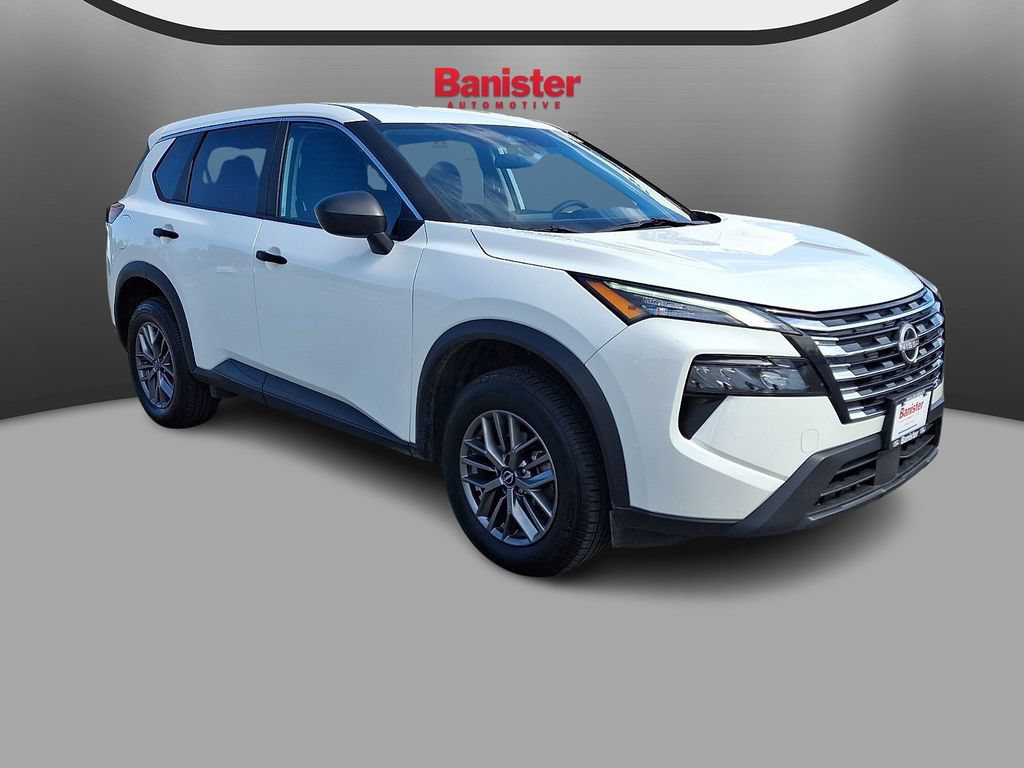 Used 2024 Nissan Rogue S AWD/4WD image 3