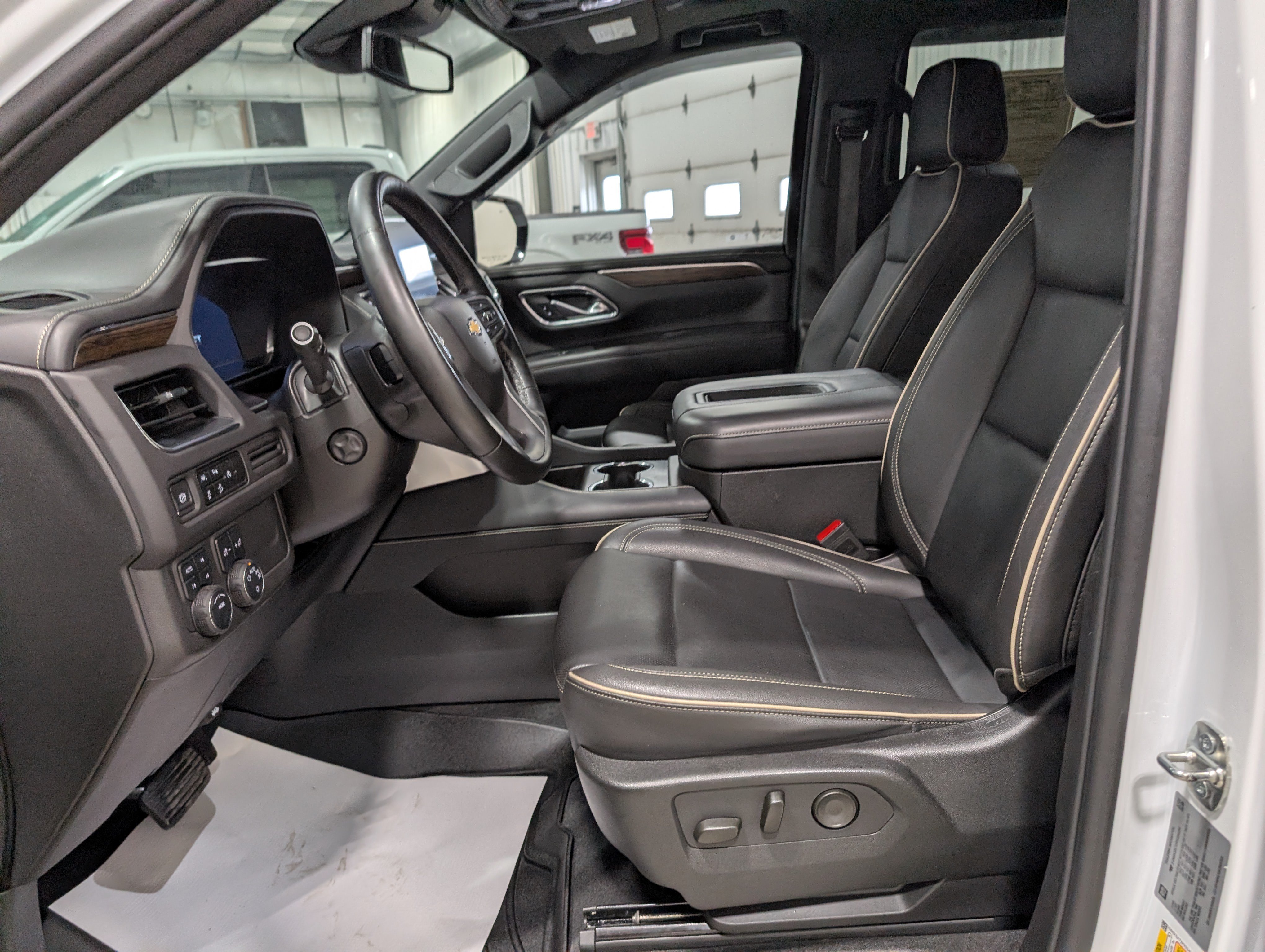 Used 2024 Chevrolet Tahoe Premier AWD/4WD image 16