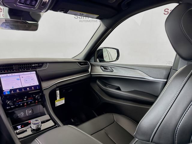 New 2025 Jeep Grand Cherokee Limited w/ Black Appearance Package image 24