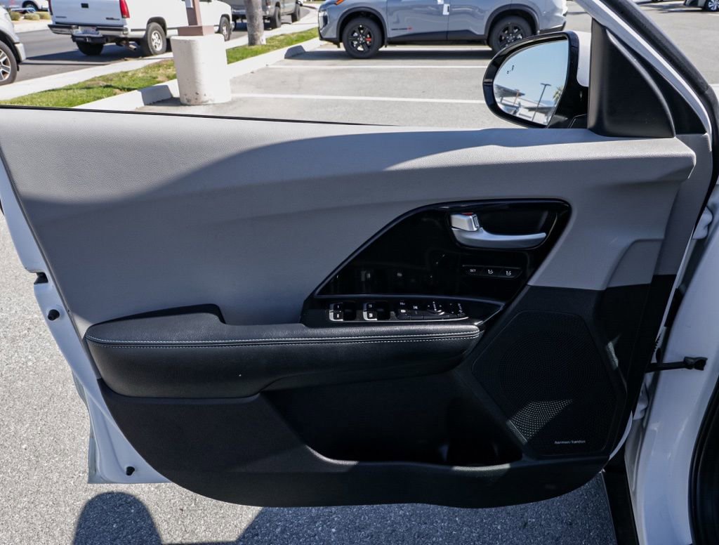 Used 2018 Kia Niro EX Premium FWD image 13