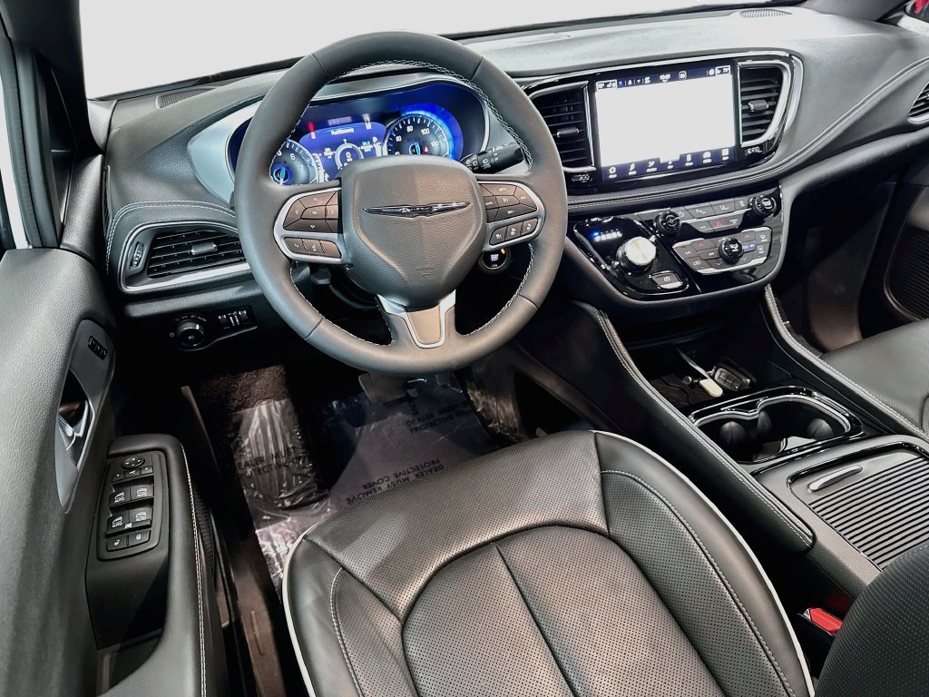 Used 2026 Chrysler Pacifica Limited FWD image 26