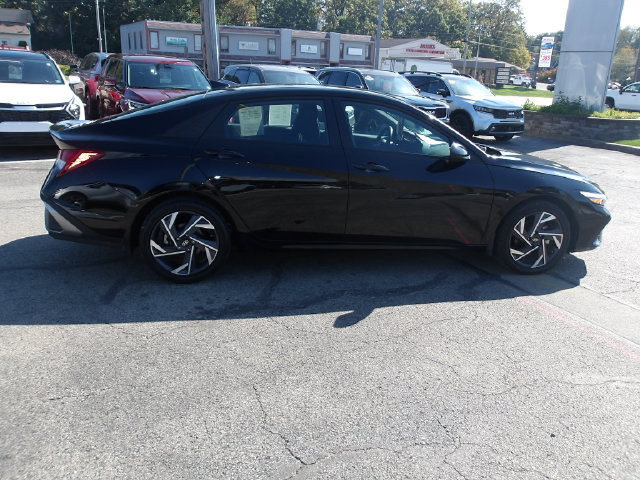 Certified 2025 Hyundai Elantra SEL FWD image 8