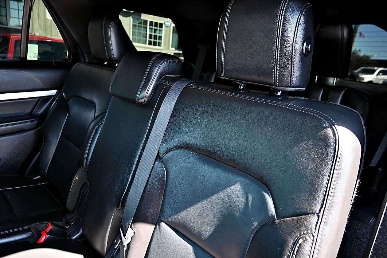 Used 2017 Ford Explorer XLT FWD image 12