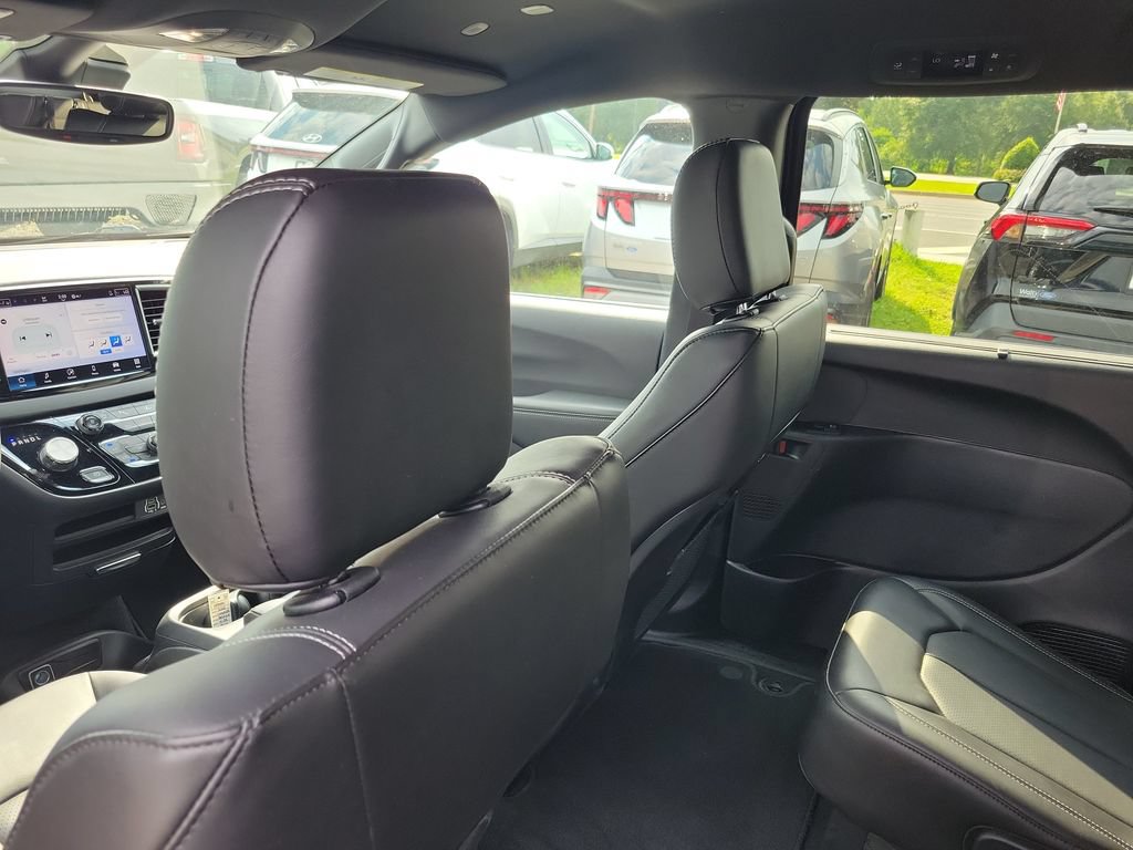 Used 2025 Chrysler Pacifica Select FWD image 18