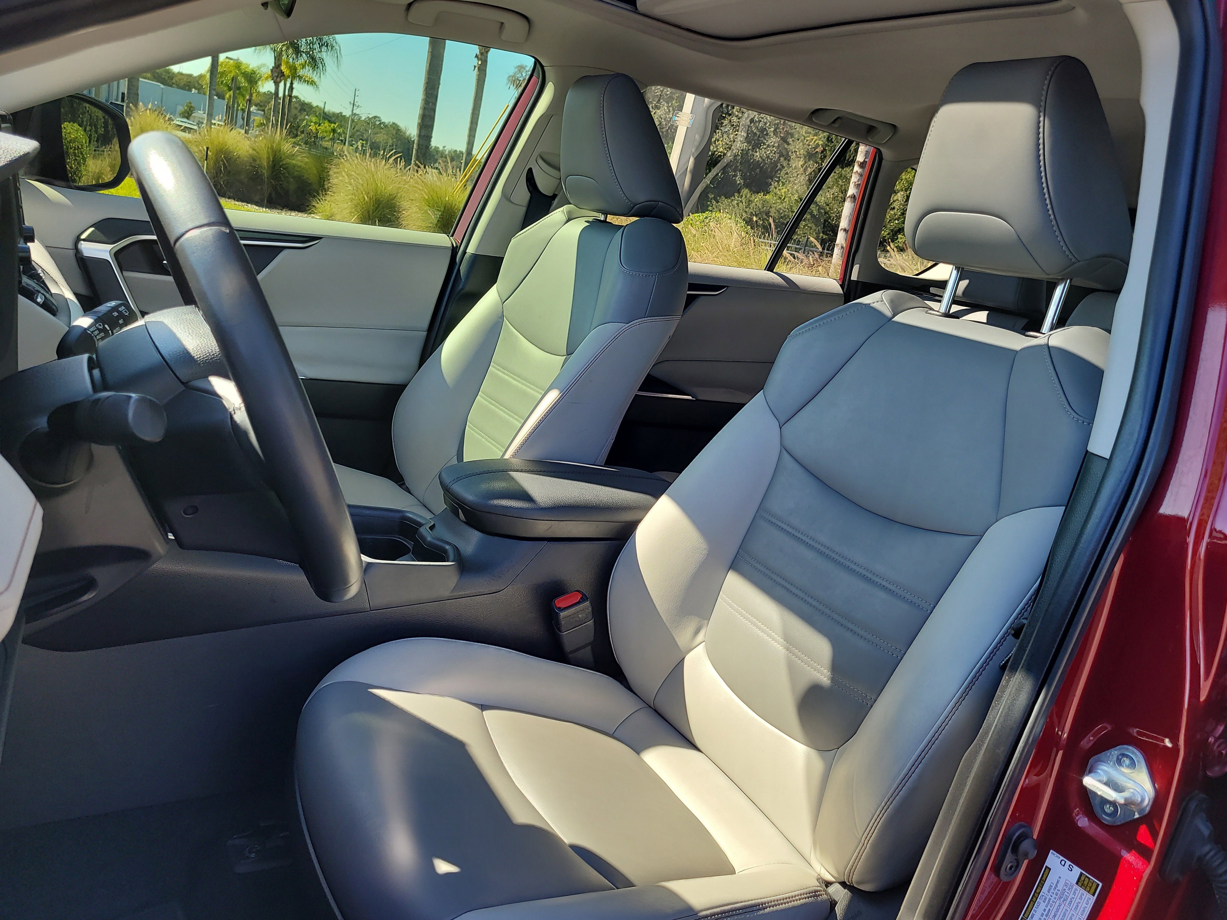 Used 2020 Toyota RAV4 XLE Premium image 21