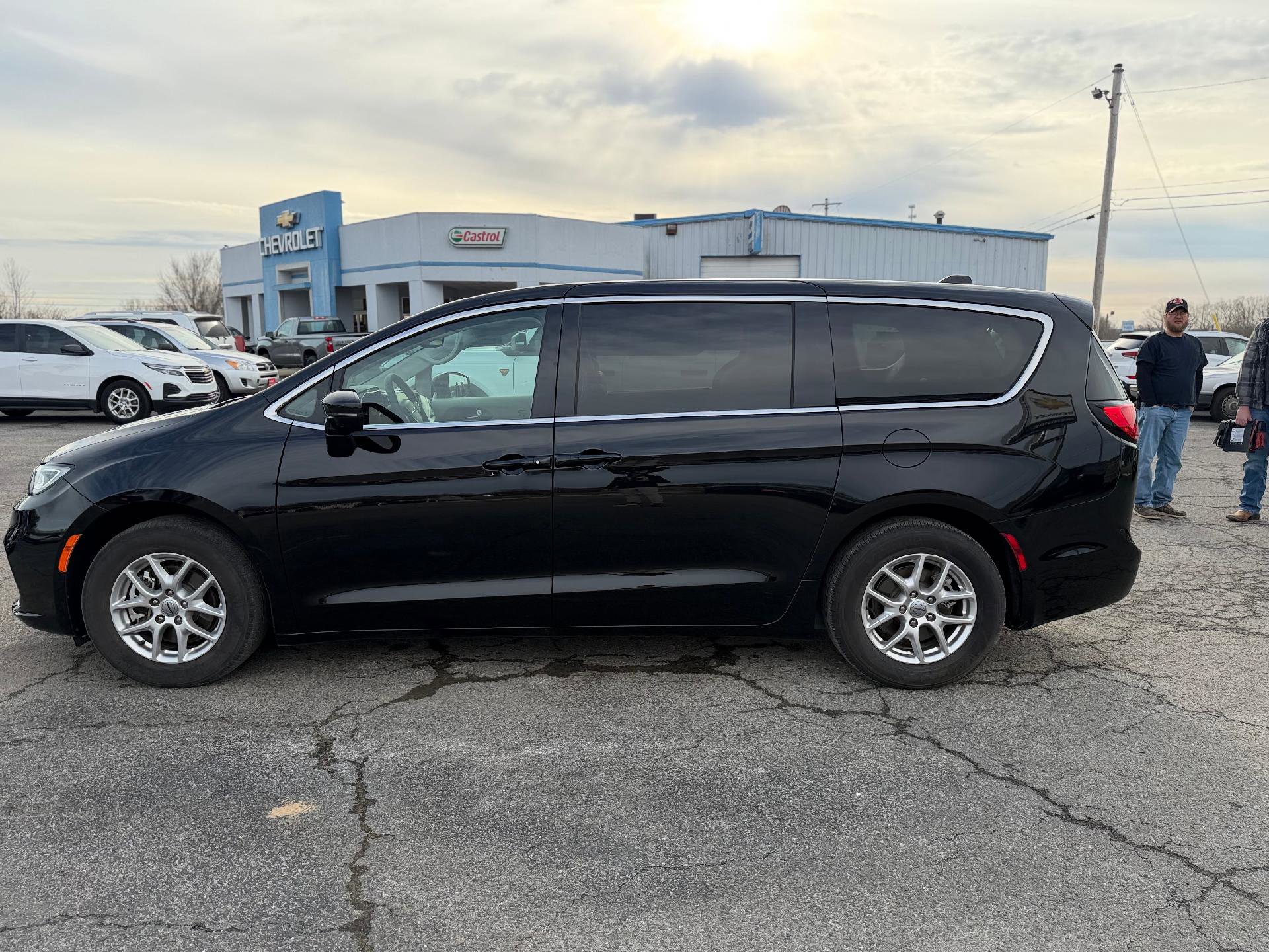 Used 2024 Chrysler Pacifica Touring-L FWD image 6