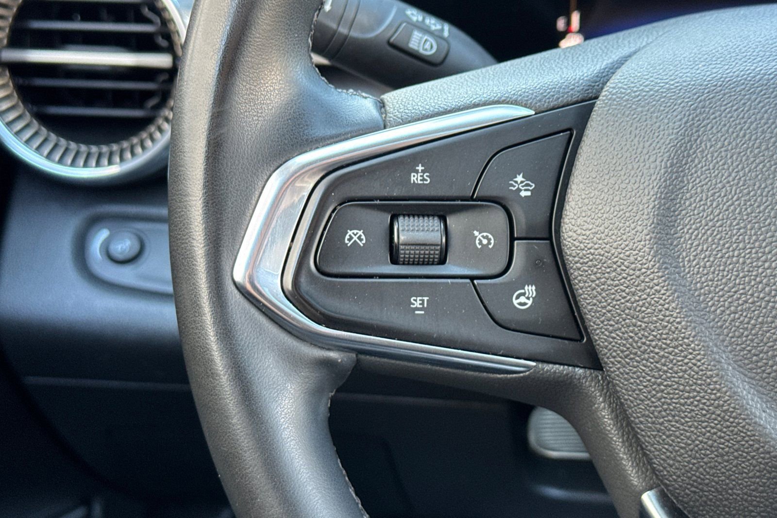 Used 2025 Chevrolet Trax ACTIV w/ Sunroof Package FWD image 35