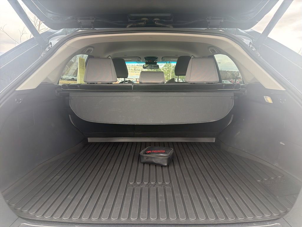 Used 2024 Toyota Venza LE AWD/4WD image 25