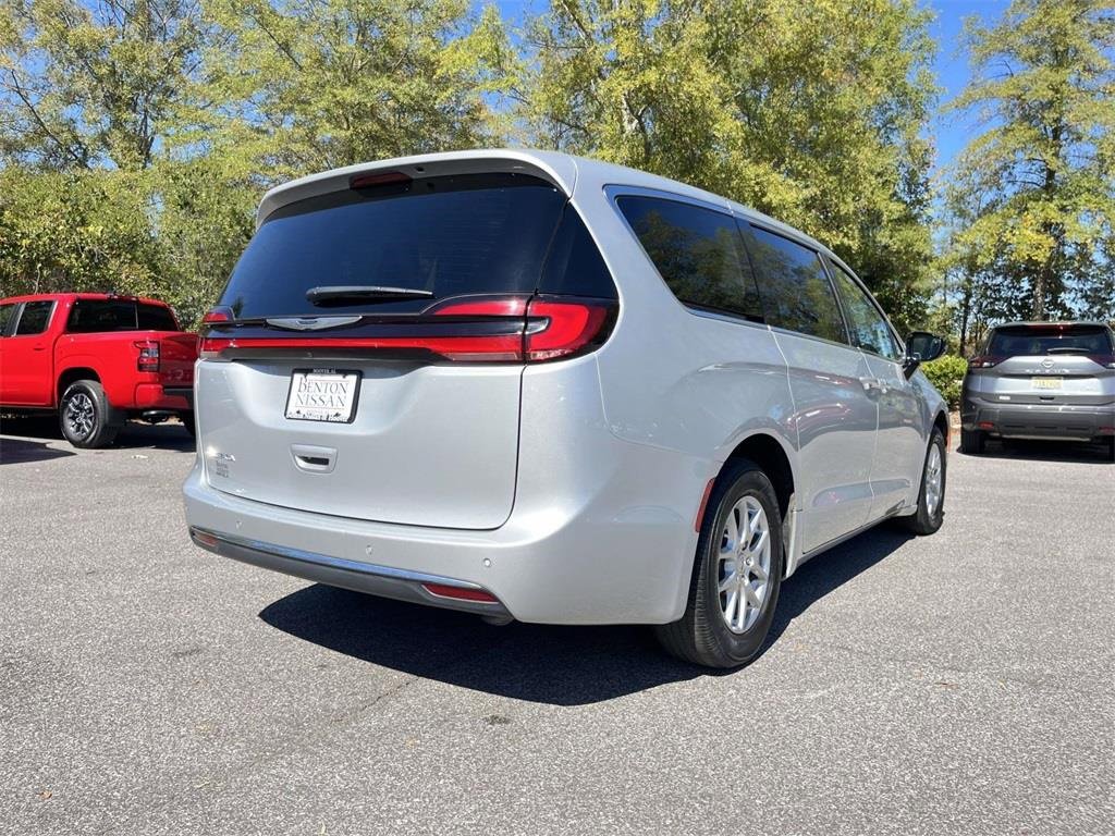 Used 2024 Chrysler Pacifica Touring-L image 6