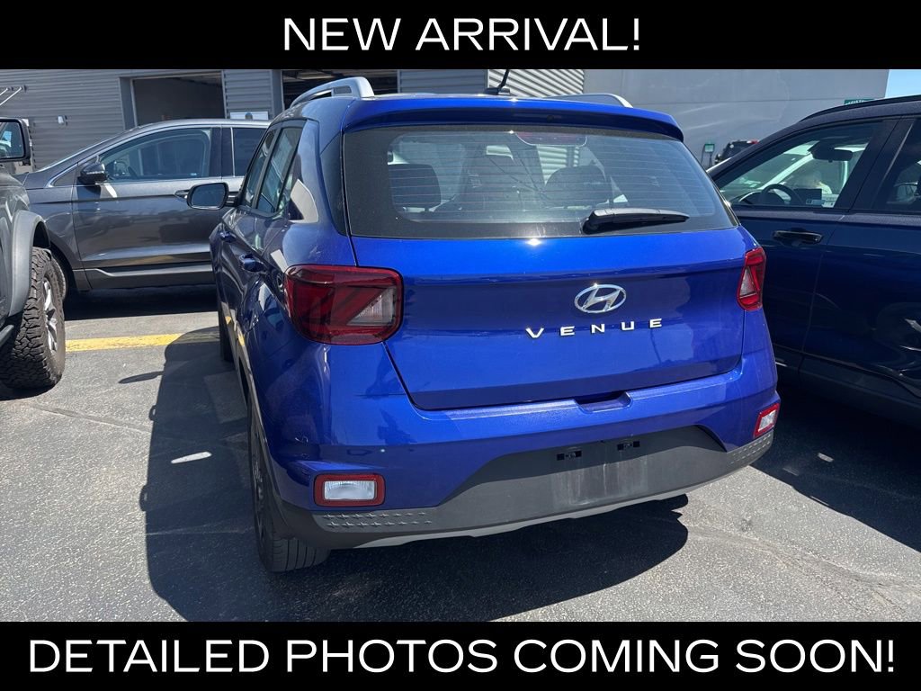Used 2024 Hyundai Venue Limited FWD image 2