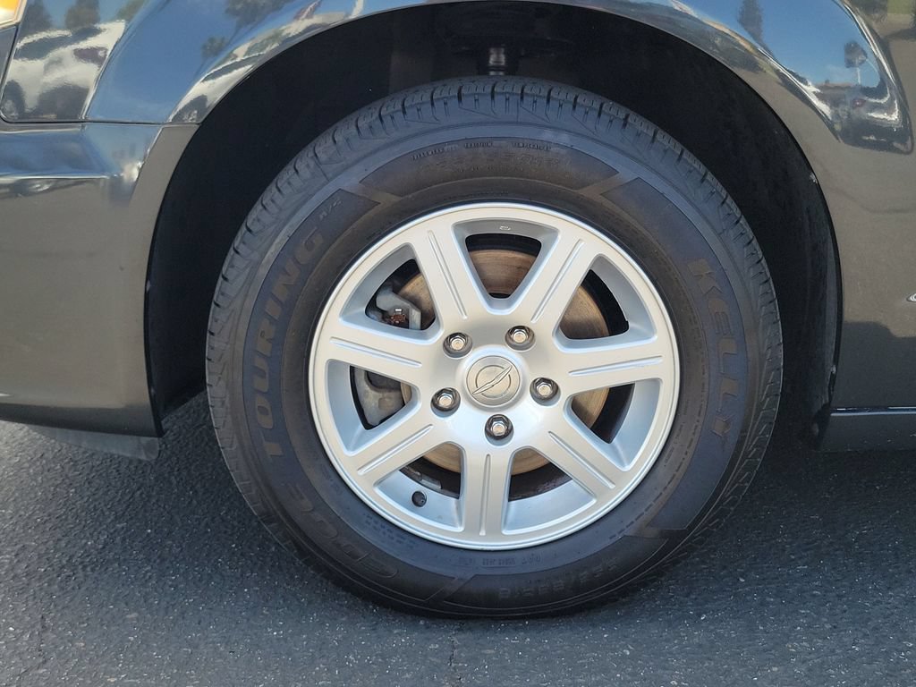 Used 2012 Chrysler Town & Country Touring FWD image 22