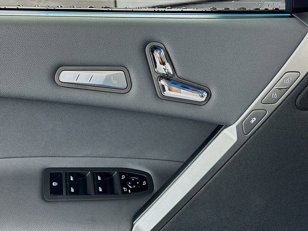 Used 2025 BMW iX xDrive50 image 18