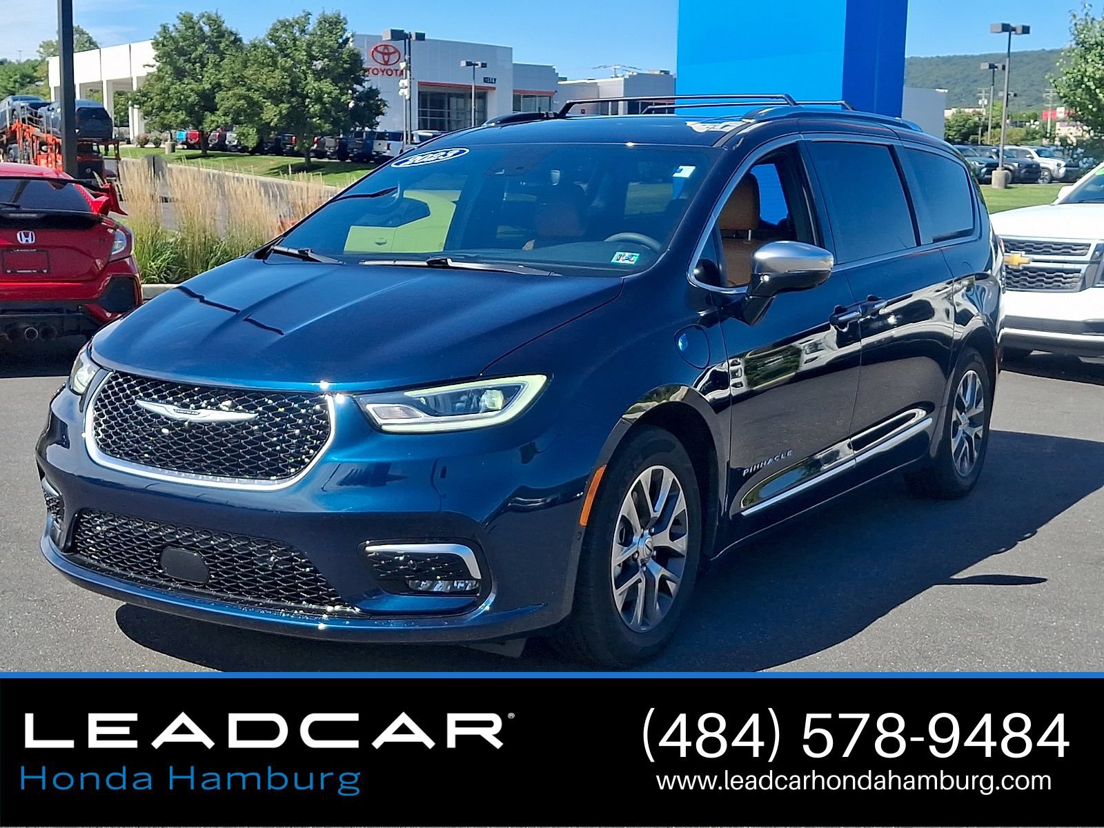 Used 2023 Chrysler Pacifica Pinnacle FWD image 3