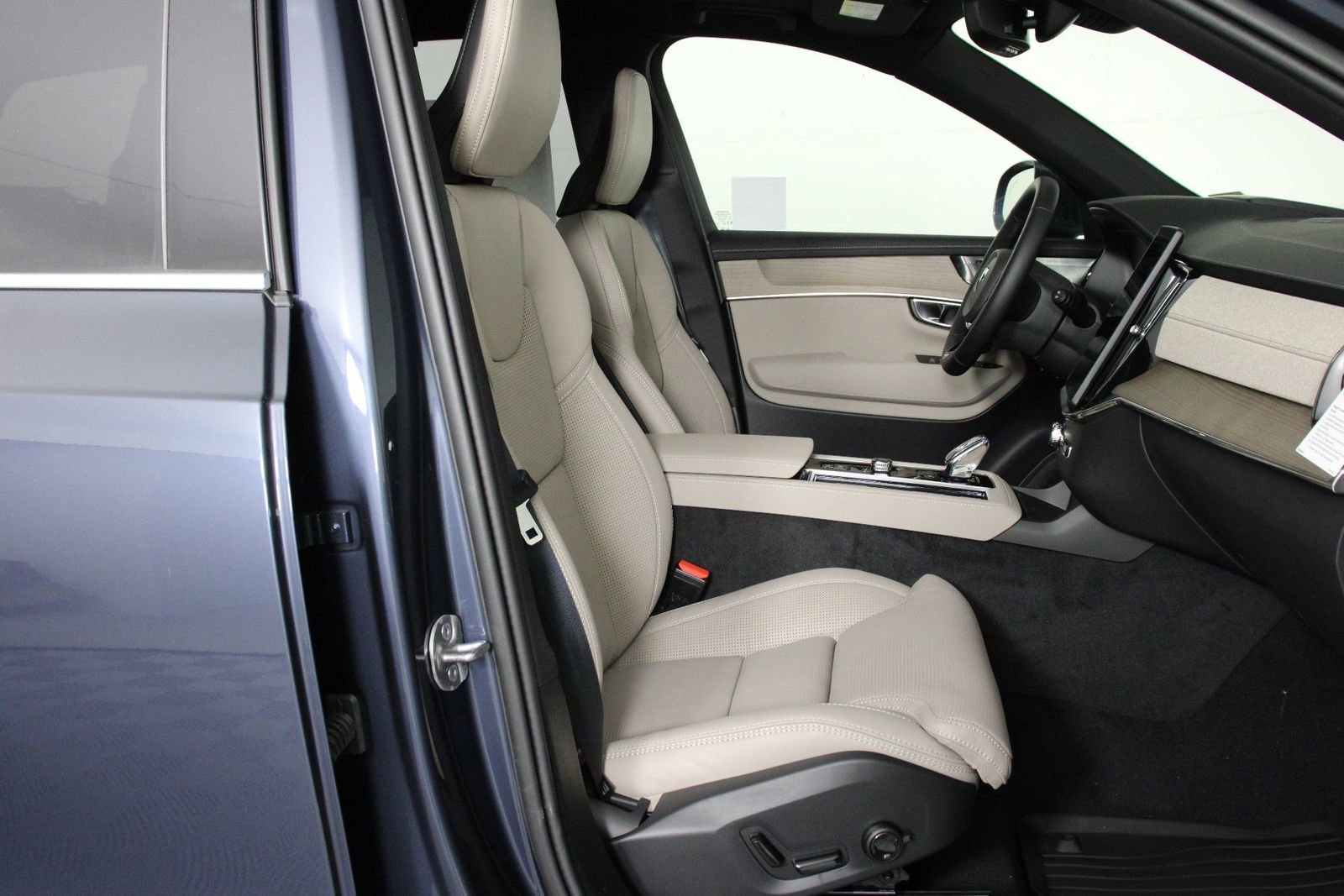 New 2026 Volvo XC90 T8 Ultra w/ Protection Package Premier image 10