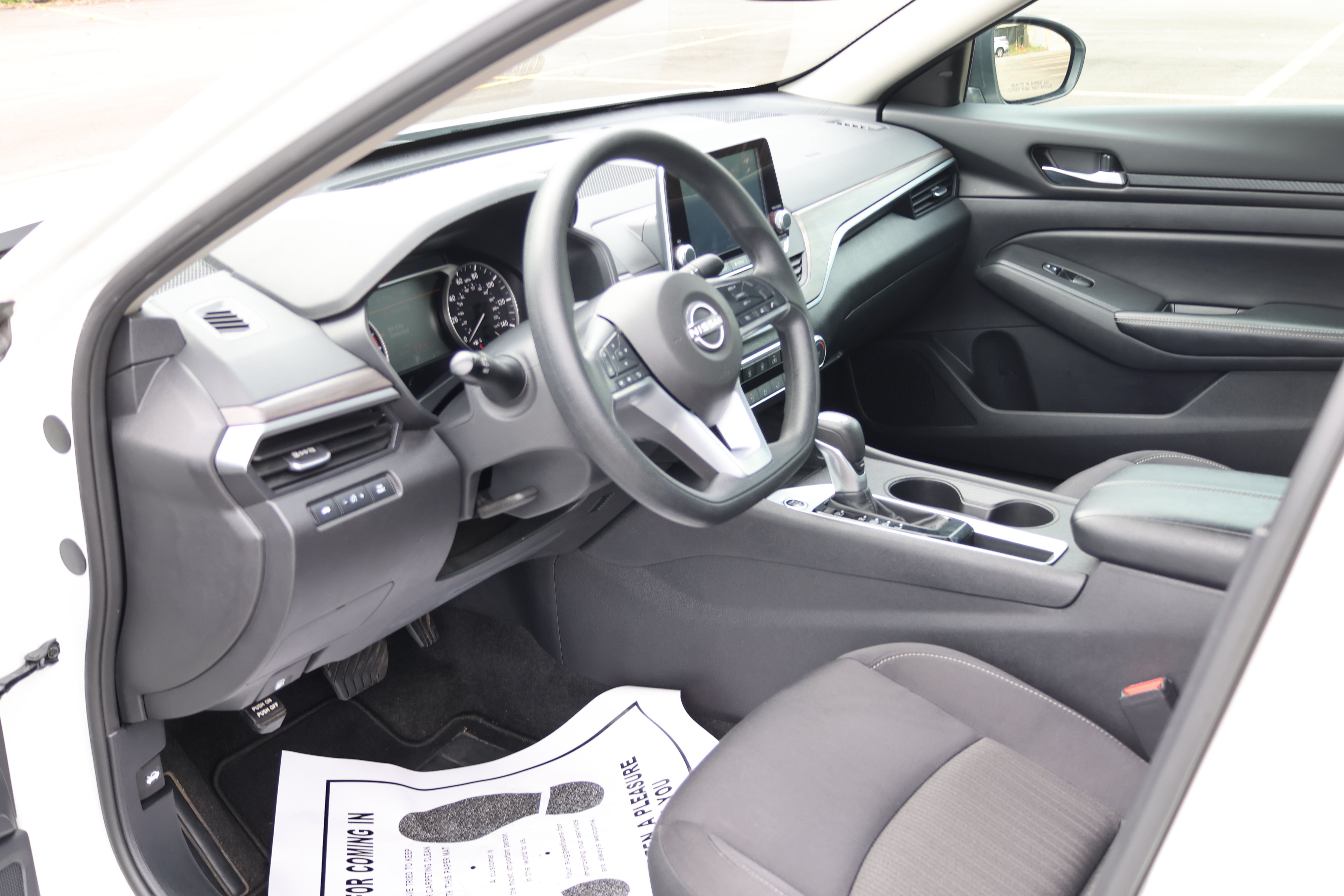 Used 2025 Nissan Altima 2.5 SV FWD image 31