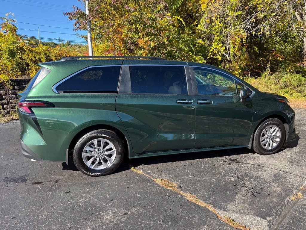 Used 2026 Toyota Sienna XLE AWD/4WD image 10