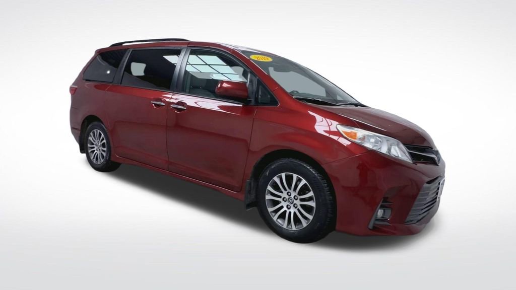Used 2019 Toyota Sienna XLE FWD image 2