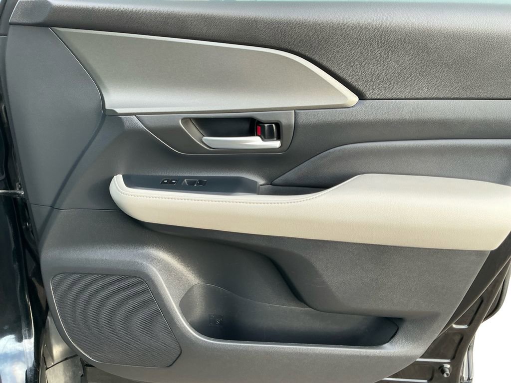 Used 2024 Toyota Grand Highlander XLE image 16