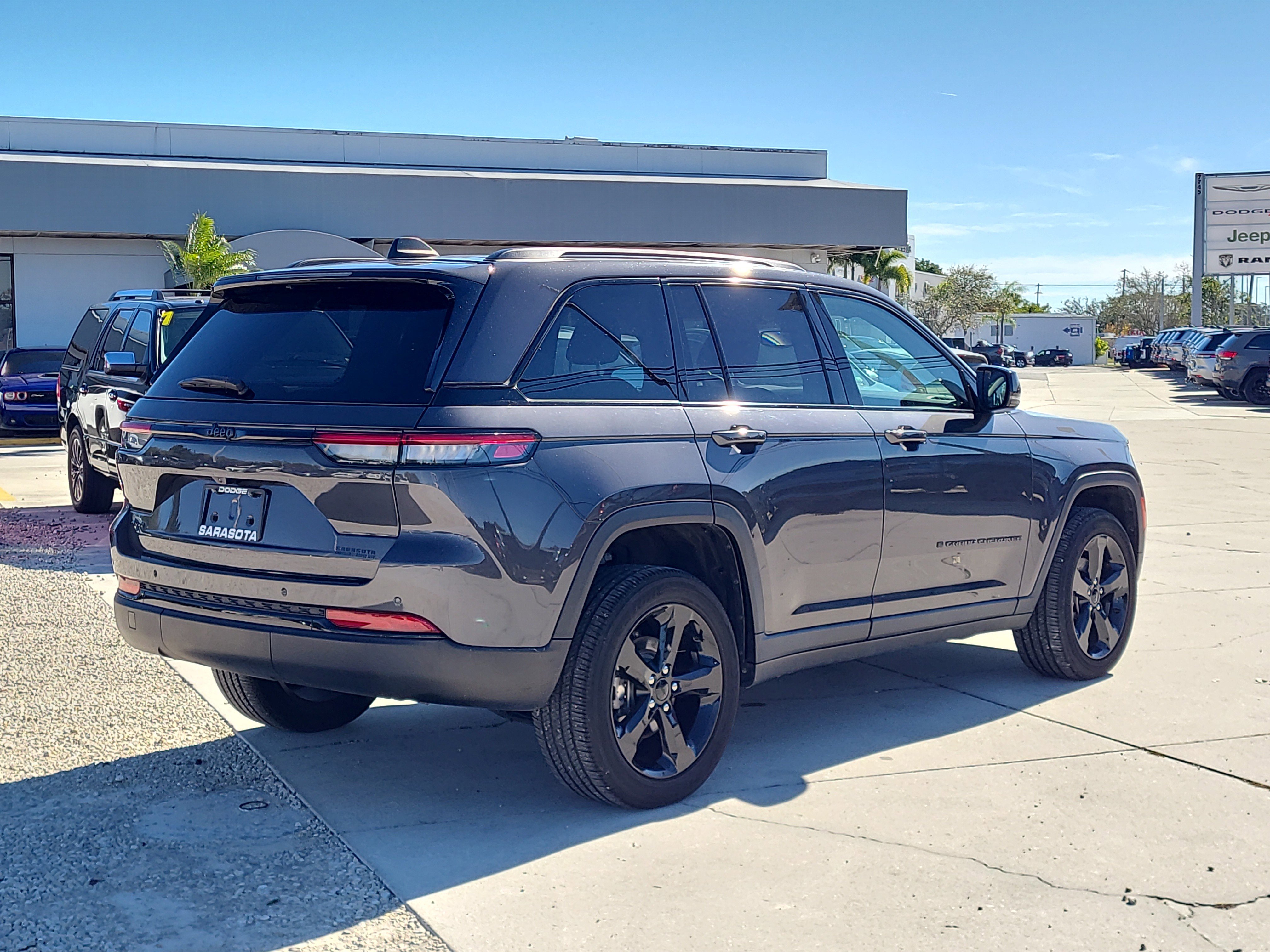 Used 2023 Jeep Grand Cherokee Altitude image 6