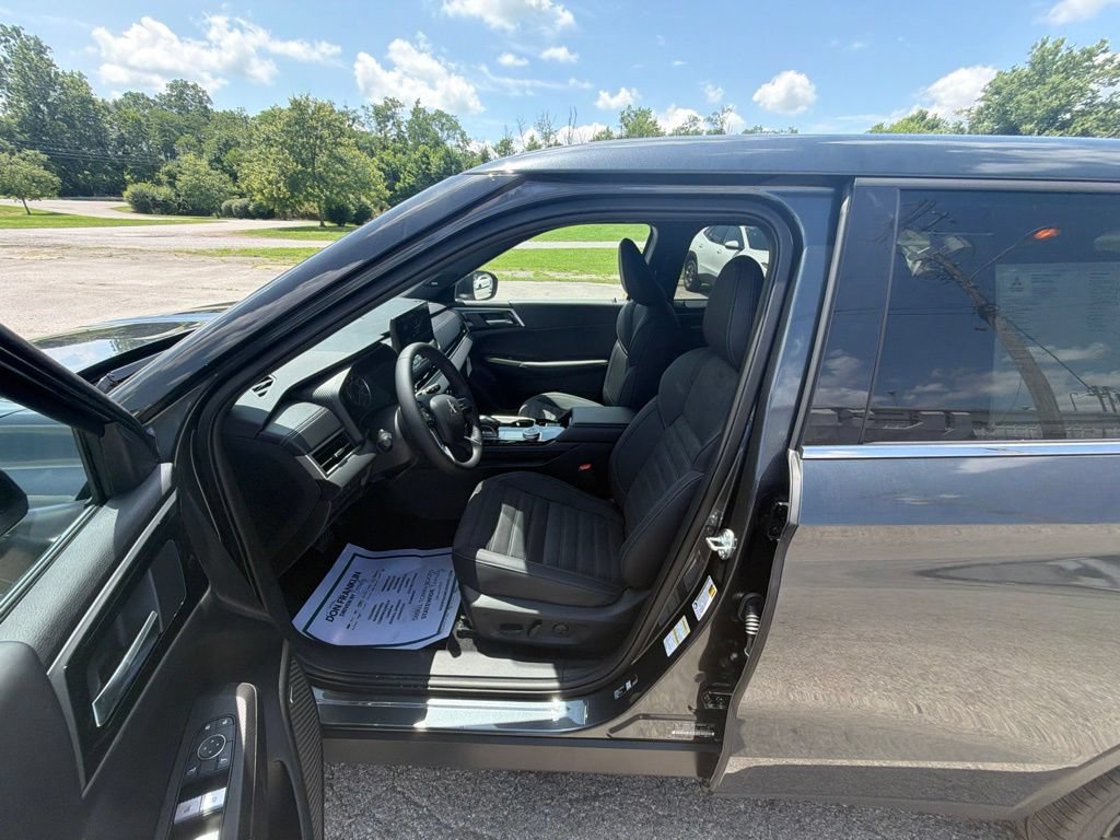 New 2026 Mitsubishi Outlander LE FWD image 8
