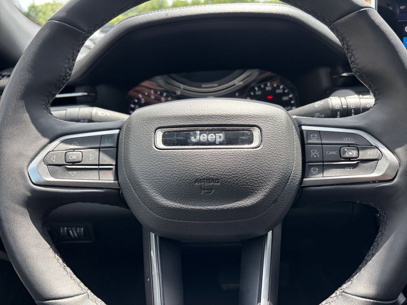 Used 2025 Jeep Compass Limited image 29