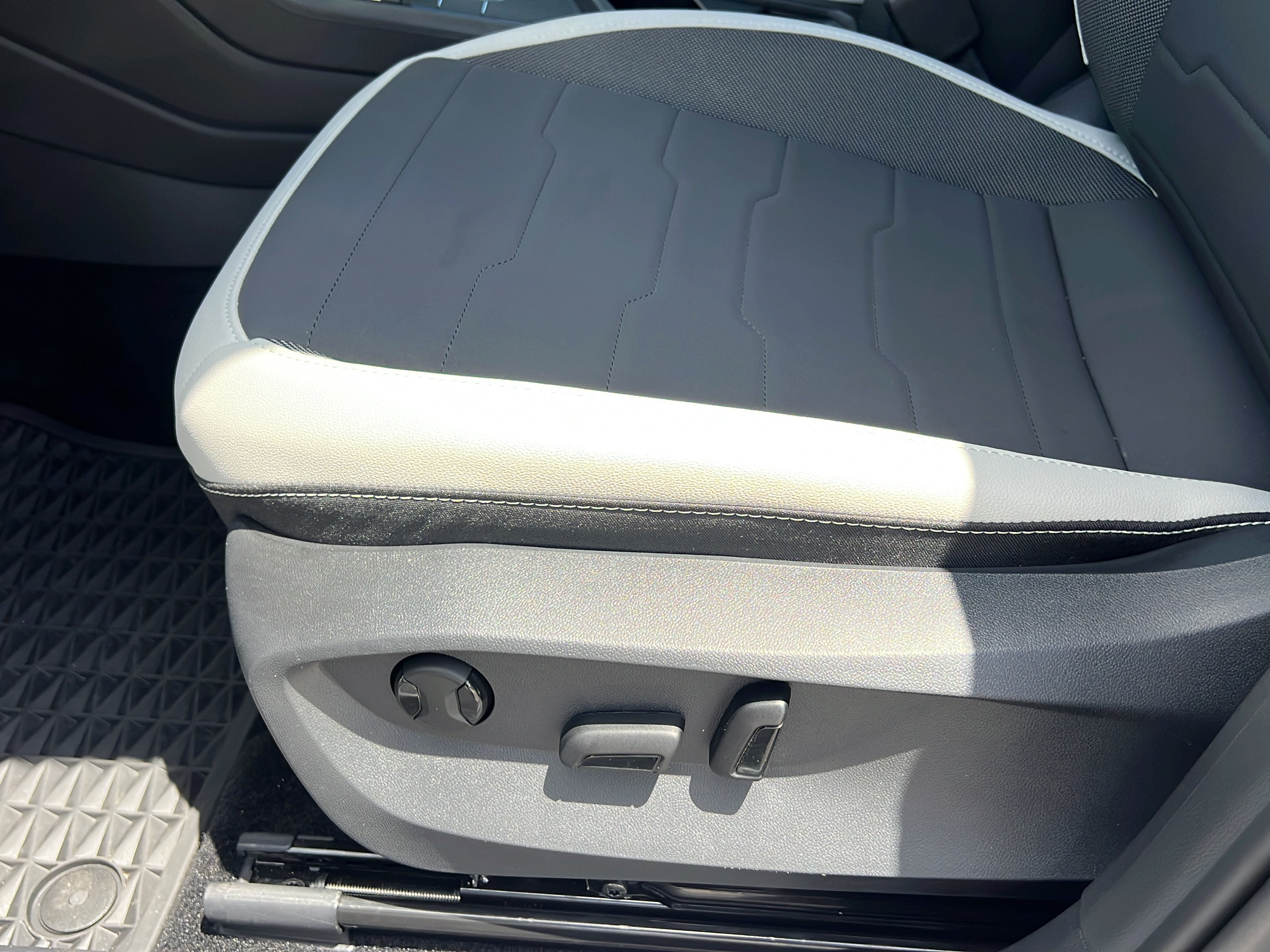 Used 2025 Volkswagen Taos SE FWD image 17