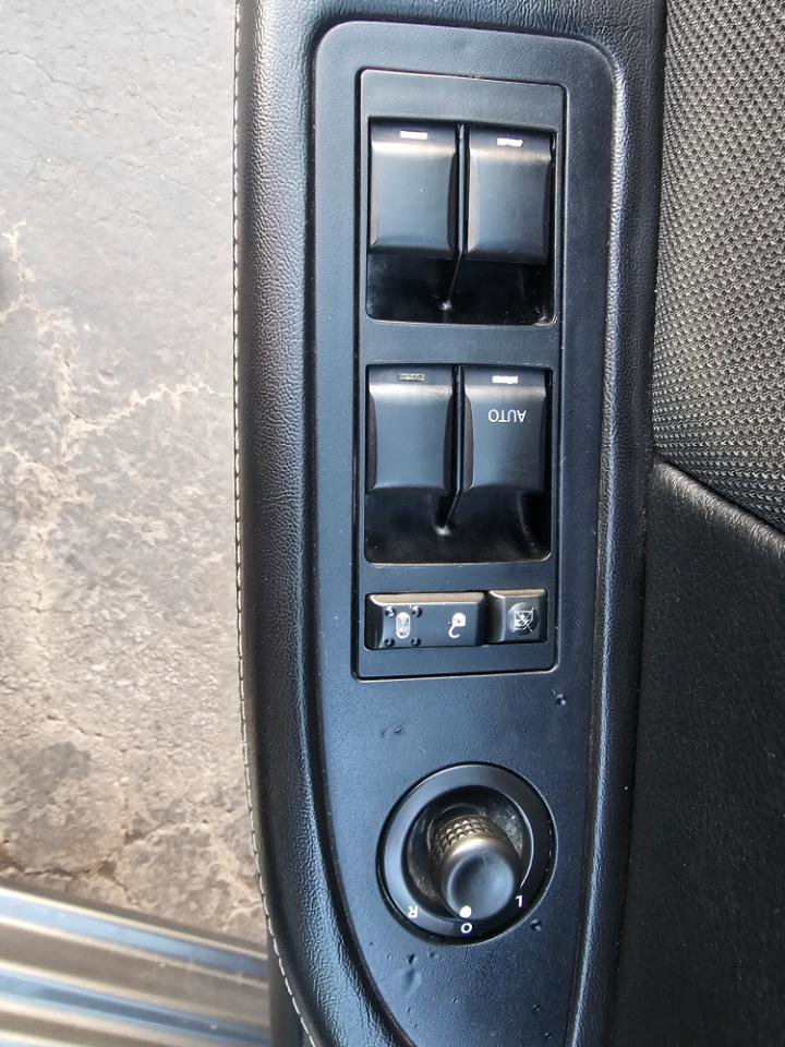 Used 2013 Dodge Avenger SE image 29