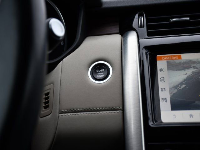 Used 2017 Land Rover Discovery HSE image 14