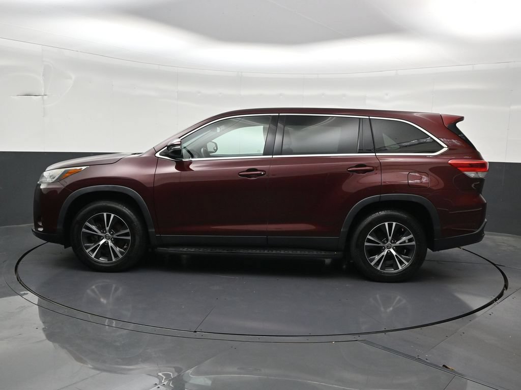 Used 2019 Toyota Highlander LE FWD image 2