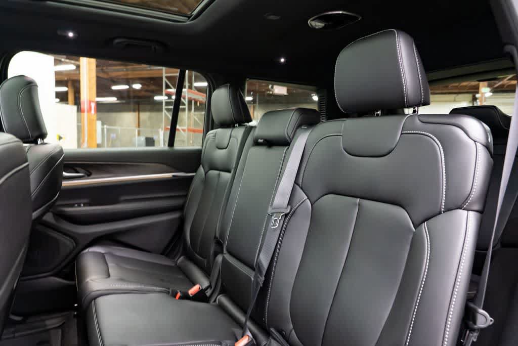 New 2026 Jeep Grand Cherokee L Limited w/ Limited Altitude Package AWD/4WD image 29