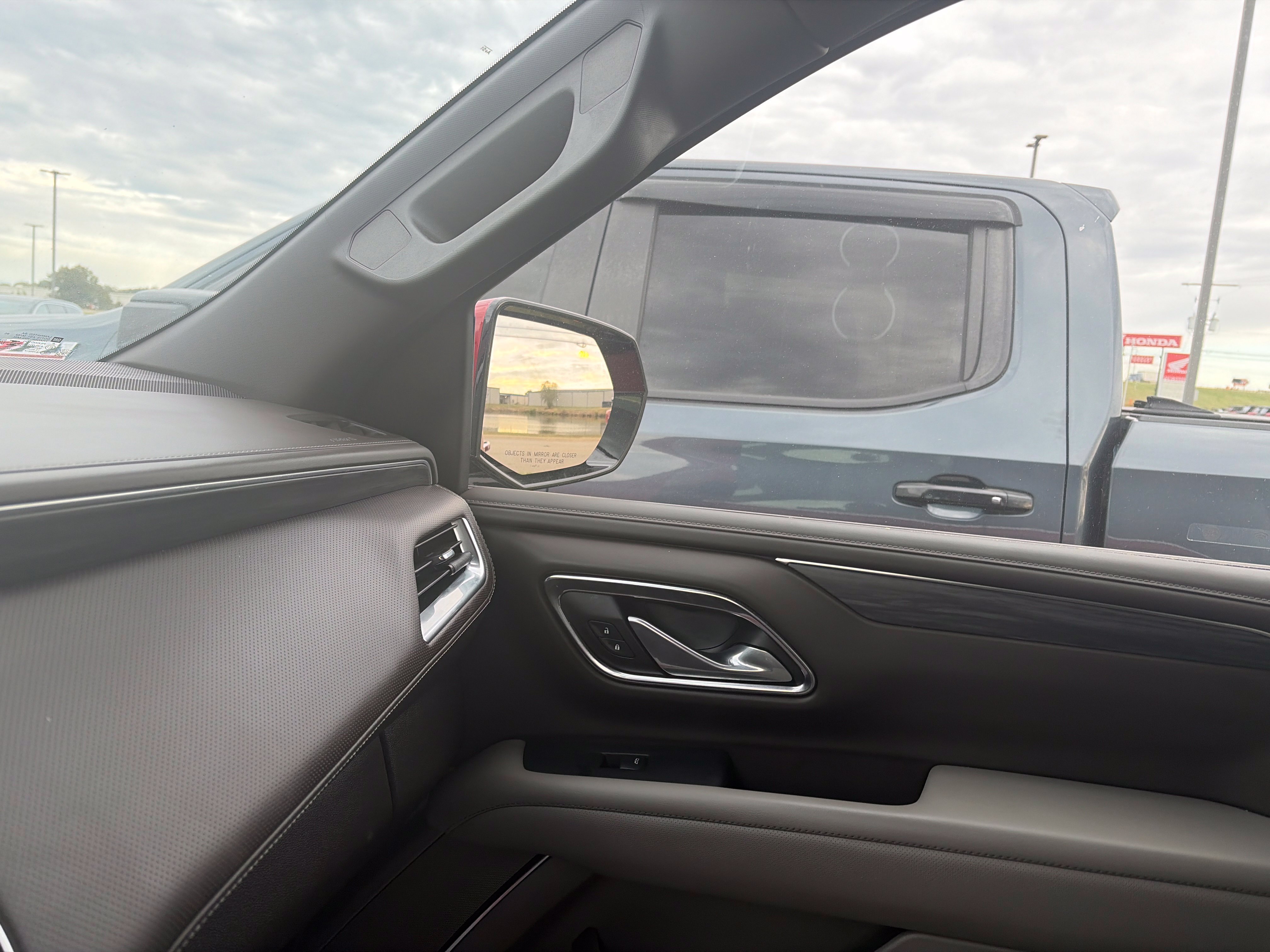 Used 2024 GMC Yukon SLT AWD/4WD image 18