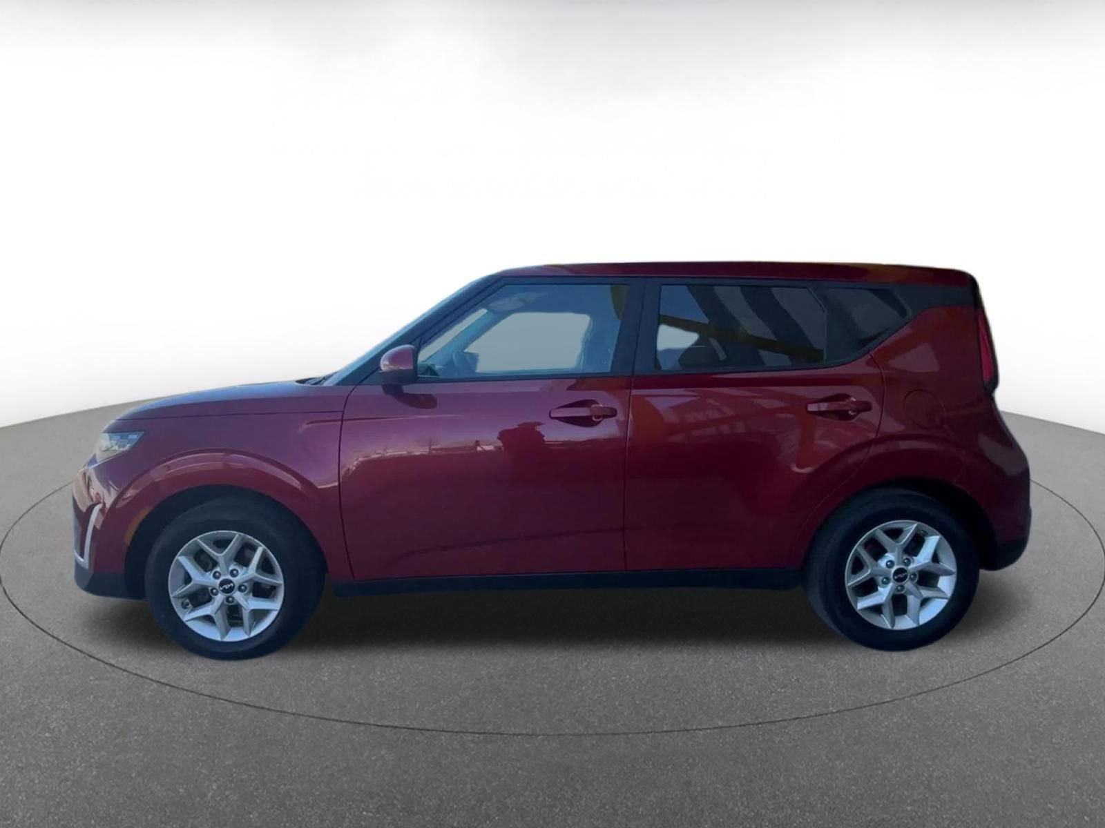 Used 2025 Kia Soul LX w/ LX Technology Package FWD image 4